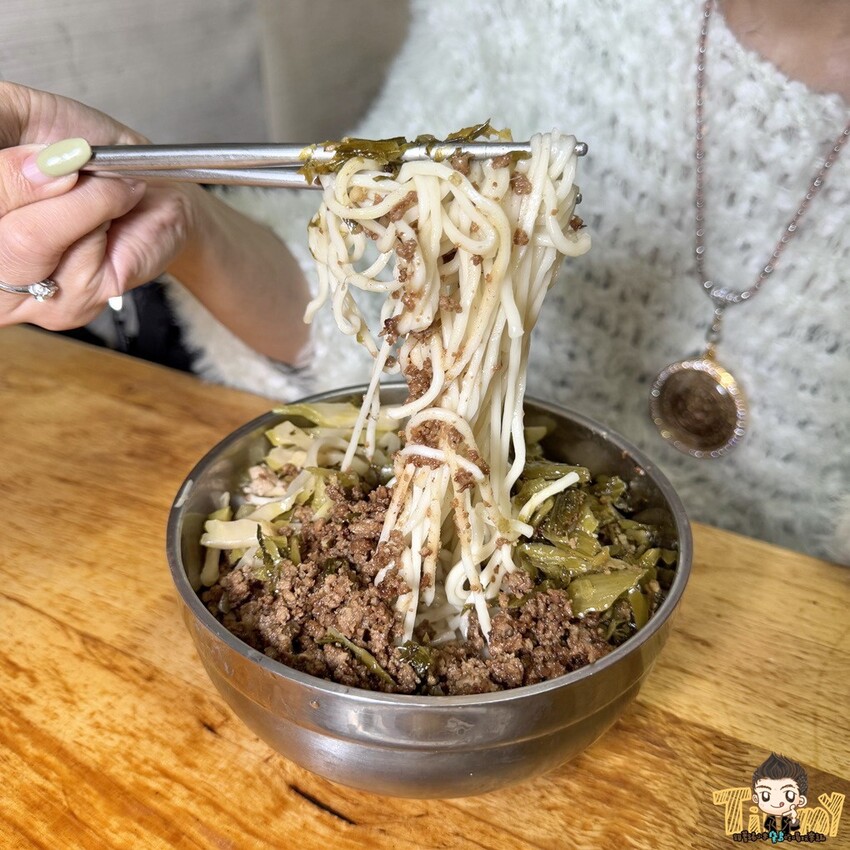 新竹市東區隱藏在巷內被豪宅包圍70年以上歷史”被麵食耽誤的滷味店”!