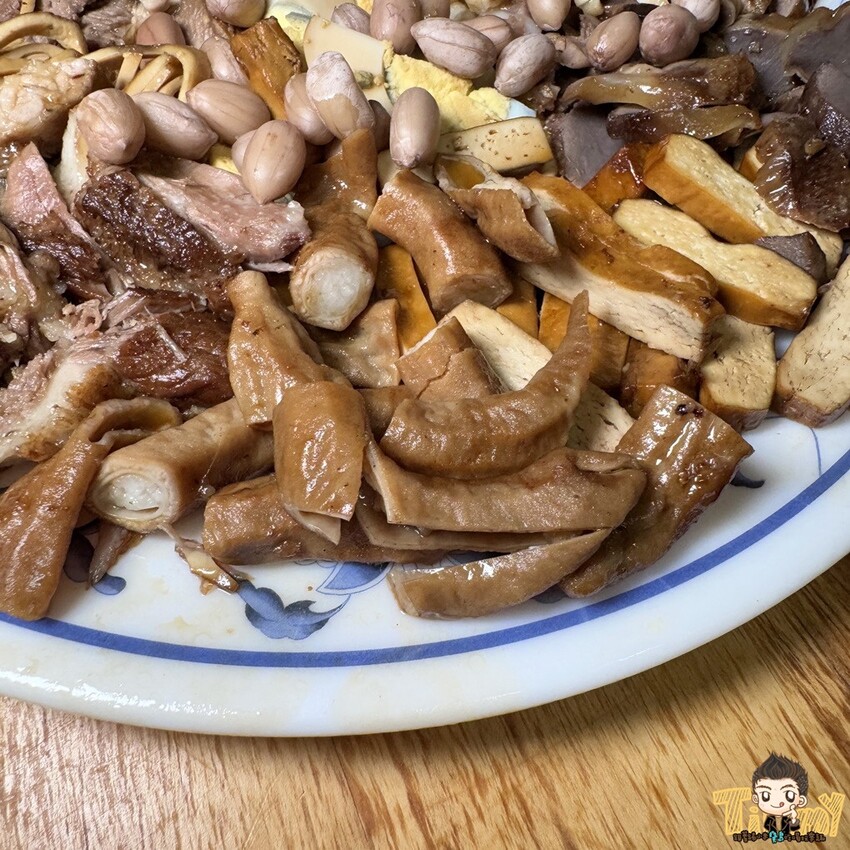 新竹市東區隱藏在巷內被豪宅包圍70年以上歷史”被麵食耽誤的滷味店”!