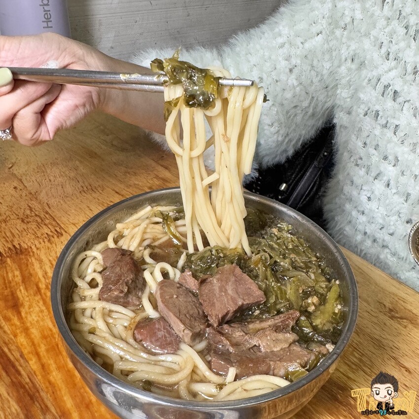 新竹市東區隱藏在巷內被豪宅包圍70年以上歷史”被麵食耽誤的滷味店”!