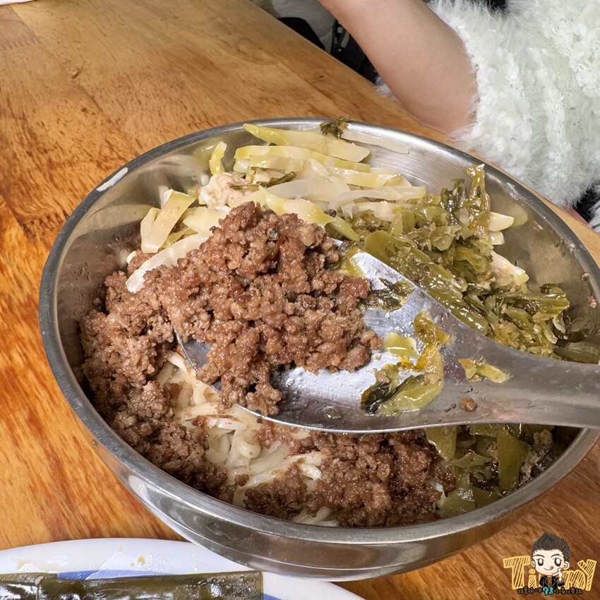 新竹市東區隱藏在巷內被豪宅包圍70年以上歷史”被麵食耽誤的滷味店”!