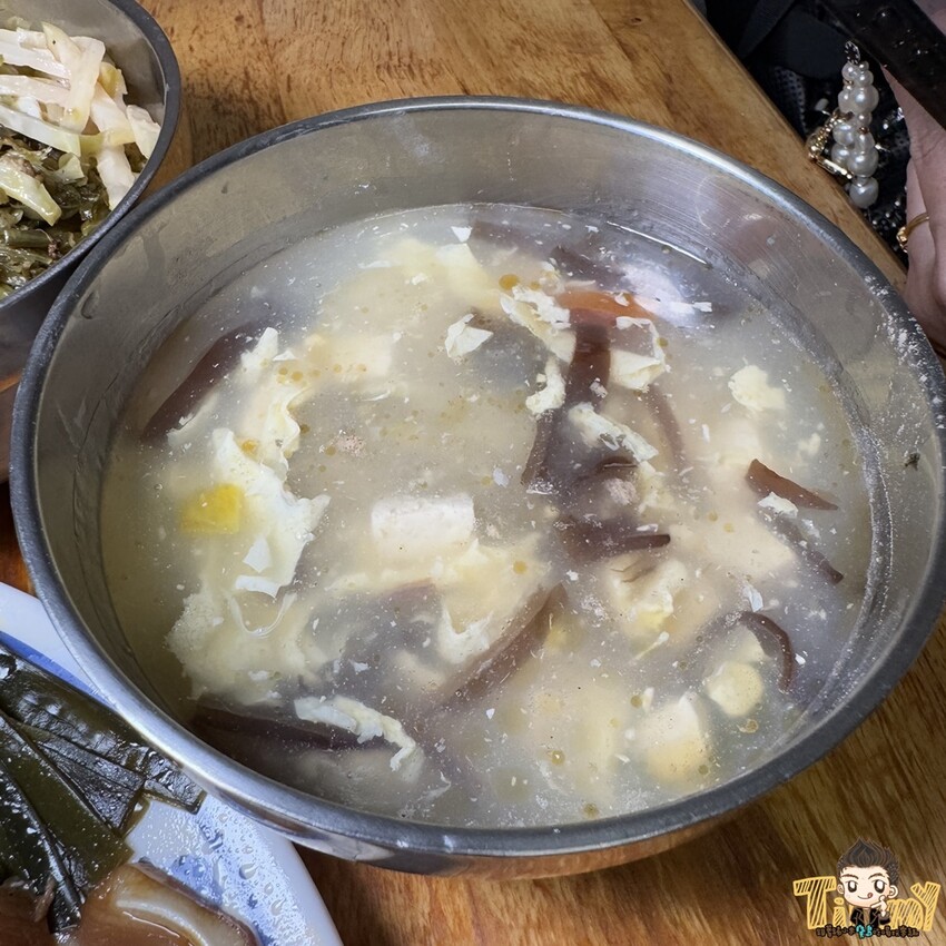 新竹市東區隱藏在巷內被豪宅包圍70年以上歷史”被麵食耽誤的滷味店”!