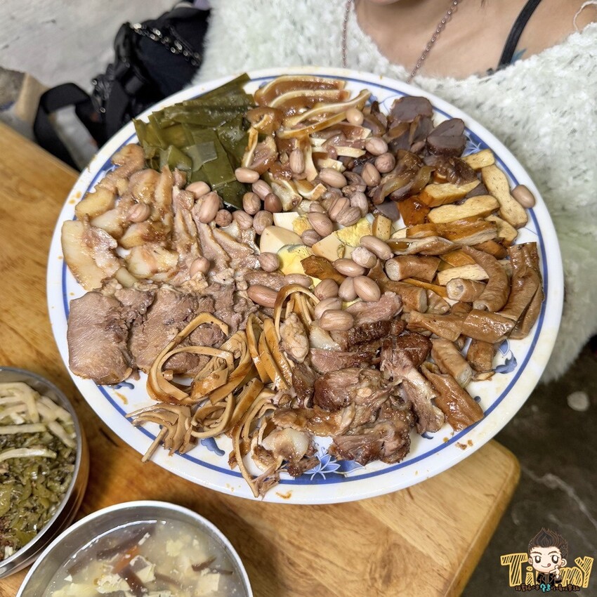 新竹市東區隱藏在巷內被豪宅包圍70年以上歷史”被麵食耽誤的滷味店”!