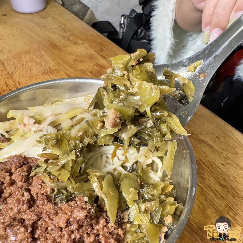 新竹市東區隱藏在巷內被豪宅包圍70年以上歷史”被麵食耽誤的滷味店”!