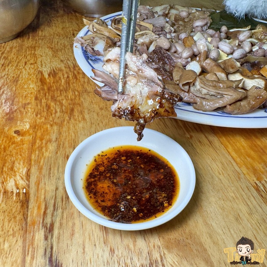 新竹市東區隱藏在巷內被豪宅包圍70年以上歷史”被麵食耽誤的滷味店”!