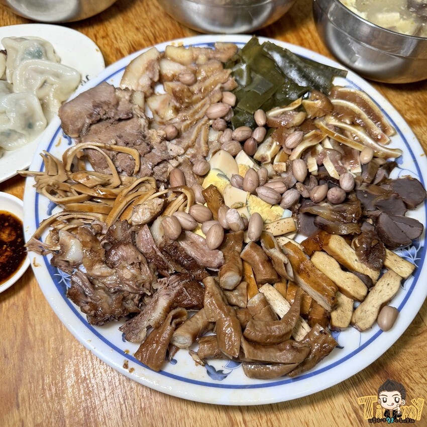 新竹市東區隱藏在巷內被豪宅包圍70年以上歷史”被麵食耽誤的滷味店”!