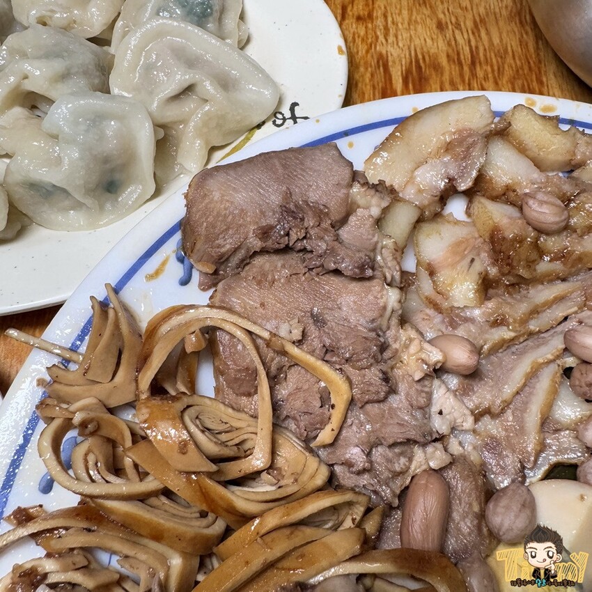 新竹市東區隱藏在巷內被豪宅包圍70年以上歷史”被麵食耽誤的滷味店”!