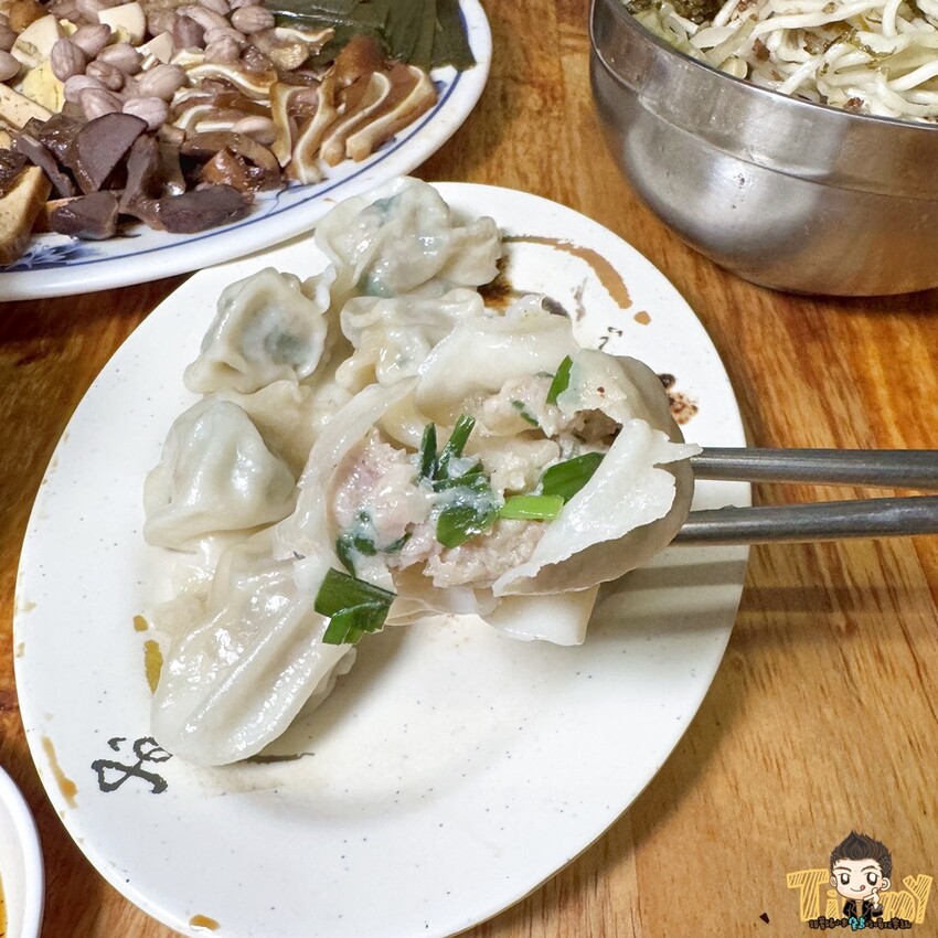 新竹市東區隱藏在巷內被豪宅包圍70年以上歷史”被麵食耽誤的滷味店”!