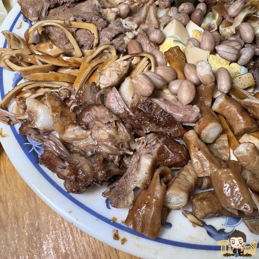 新竹市東區隱藏在巷內被豪宅包圍70年以上歷史”被麵食耽誤的滷味店”!