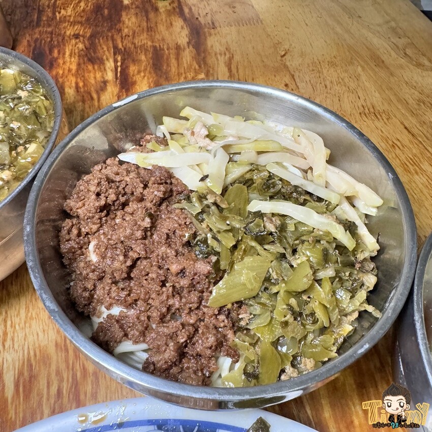 新竹市東區隱藏在巷內被豪宅包圍70年以上歷史”被麵食耽誤的滷味店”!