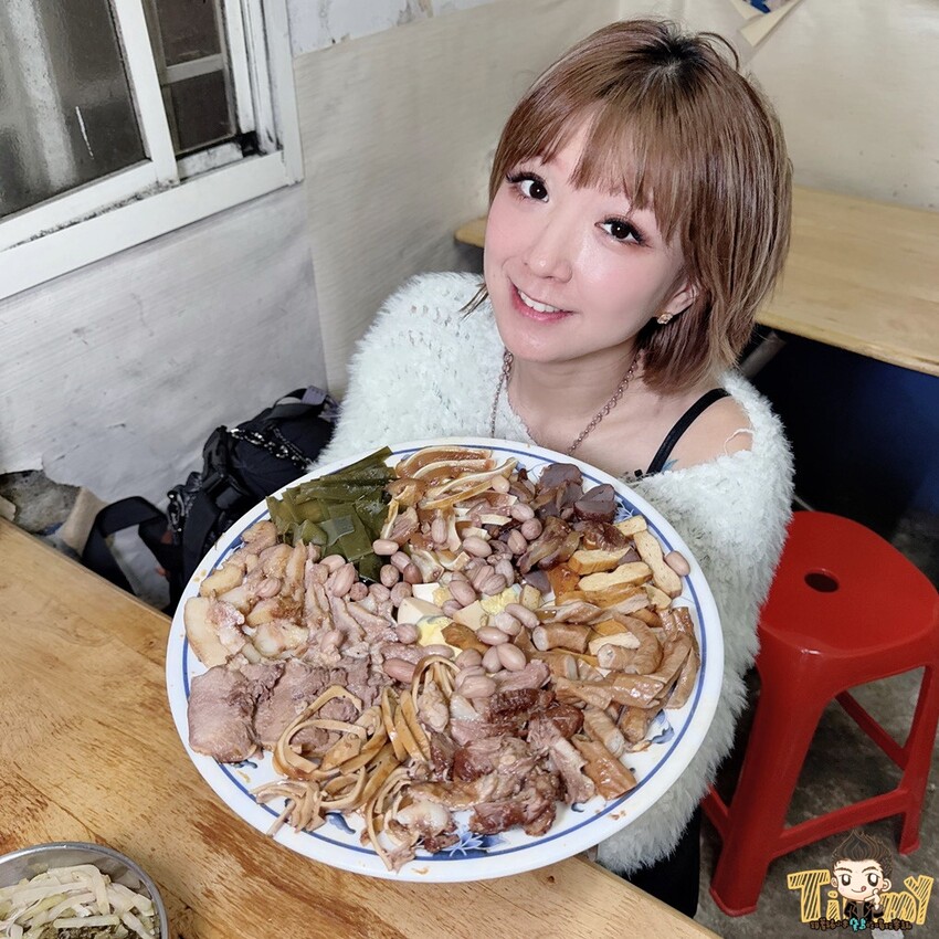 新竹市東區隱藏在巷內被豪宅包圍70年以上歷史”被麵食耽誤的滷味店”!