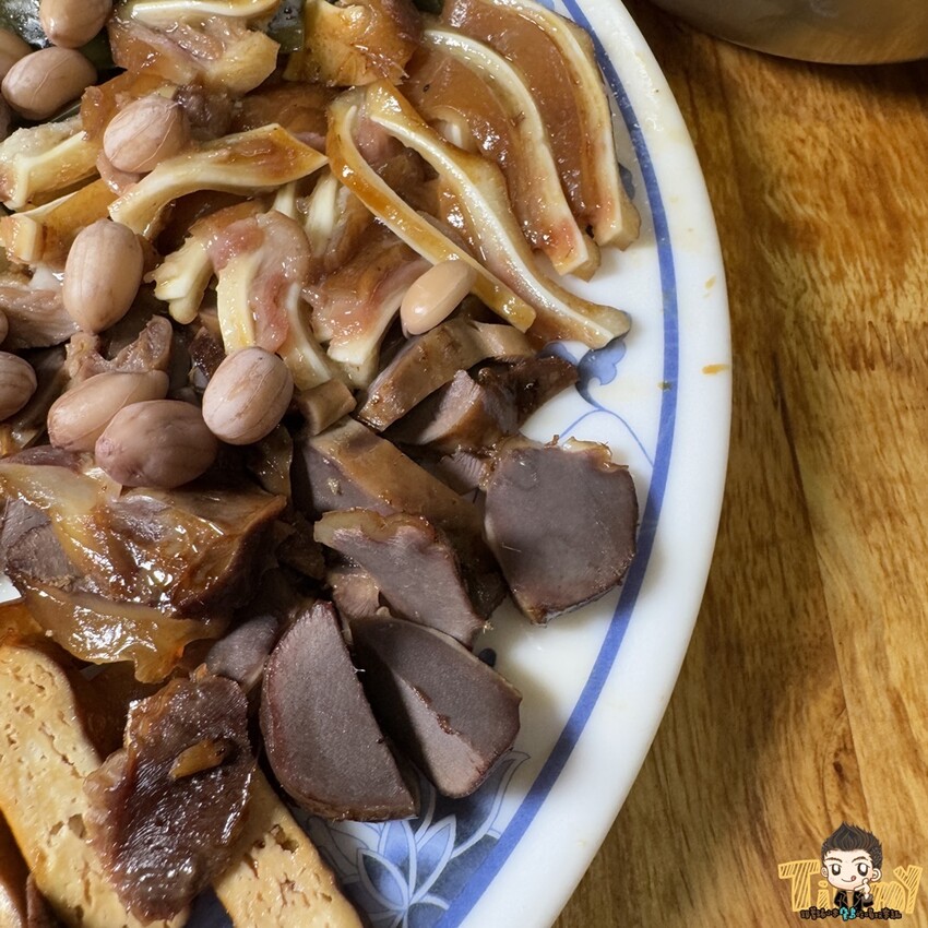 新竹市東區隱藏在巷內被豪宅包圍70年以上歷史”被麵食耽誤的滷味店”!