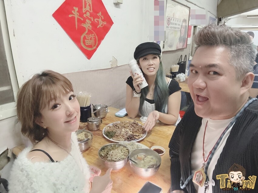 新竹市東區隱藏在巷內被豪宅包圍70年以上歷史”被麵食耽誤的滷味店”!