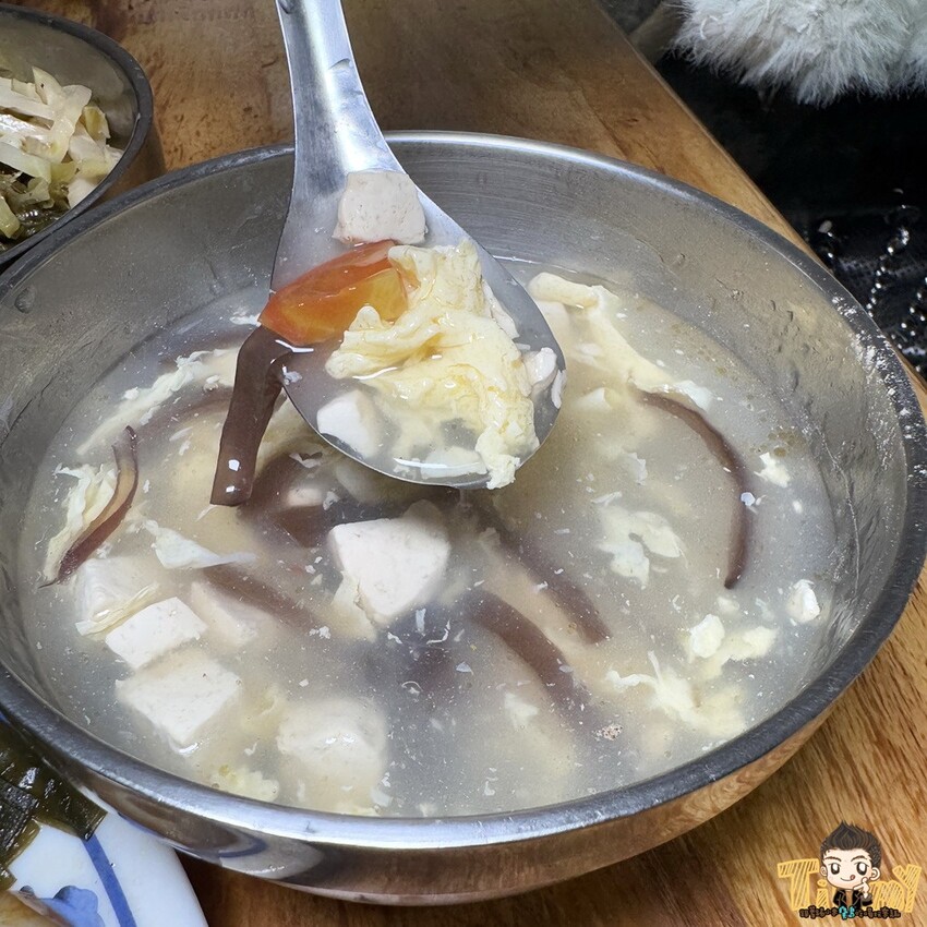 新竹市東區隱藏在巷內被豪宅包圍70年以上歷史”被麵食耽誤的滷味店”!