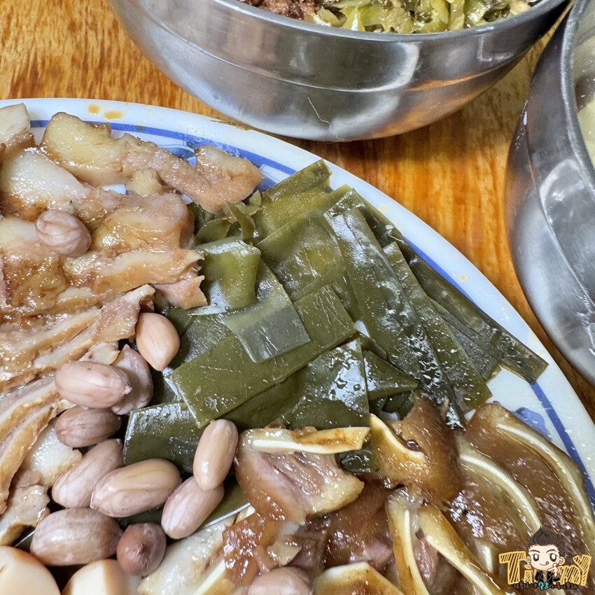 新竹市東區隱藏在巷內被豪宅包圍70年以上歷史”被麵食耽誤的滷味店”!