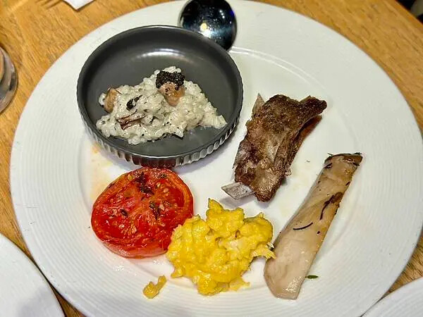 信義區吃到飽必吃！台北君悅酒店凱菲屋松露燉飯、爐烤牛排吃到飽。