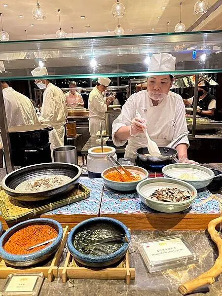 信義區吃到飽必吃！台北君悅酒店凱菲屋松露燉飯、爐烤牛排吃到飽。