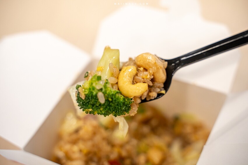 國父紀念館站附近必吃美食!樂炒炒物專門店讓你自由搭配專屬炒飯炒麵。