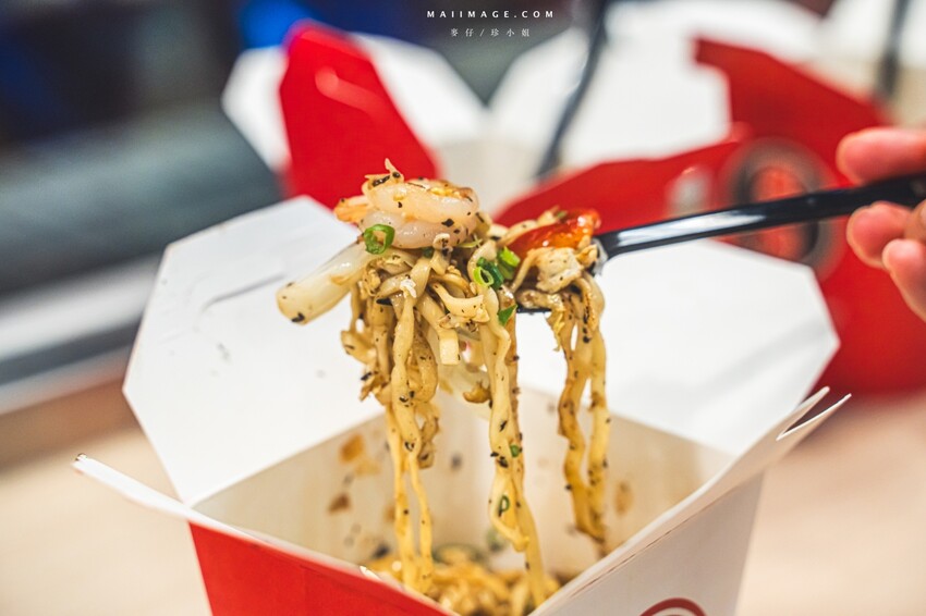 國父紀念館站附近必吃美食!樂炒炒物專門店讓你自由搭配專屬炒飯炒麵。