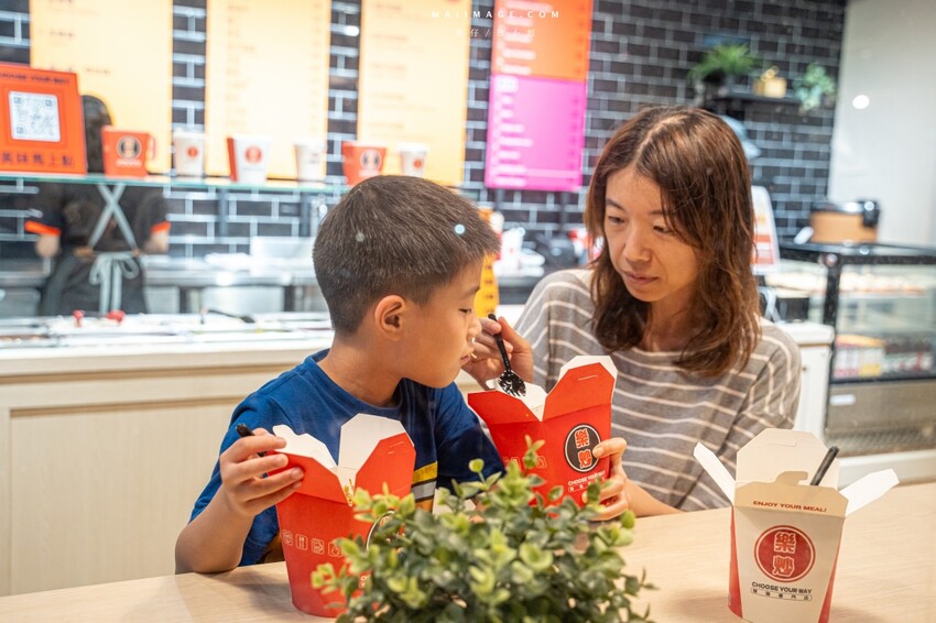 國父紀念館站附近必吃美食!樂炒炒物專門店讓你自由搭配專屬炒飯炒麵。