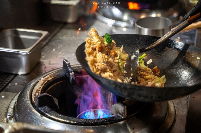 國父紀念館站附近必吃美食!樂炒炒物專門店讓你自由搭配專屬炒飯炒麵。