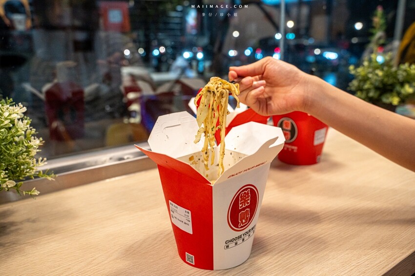 國父紀念館站附近必吃美食!樂炒炒物專門店讓你自由搭配專屬炒飯炒麵。