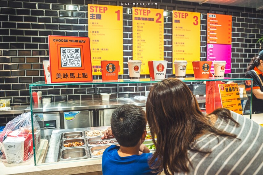 國父紀念館站附近必吃美食!樂炒炒物專門店讓你自由搭配專屬炒飯炒麵。