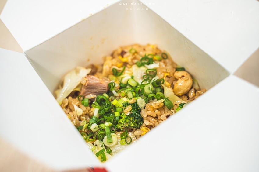 國父紀念館站附近必吃美食!樂炒炒物專門店讓你自由搭配專屬炒飯炒麵。