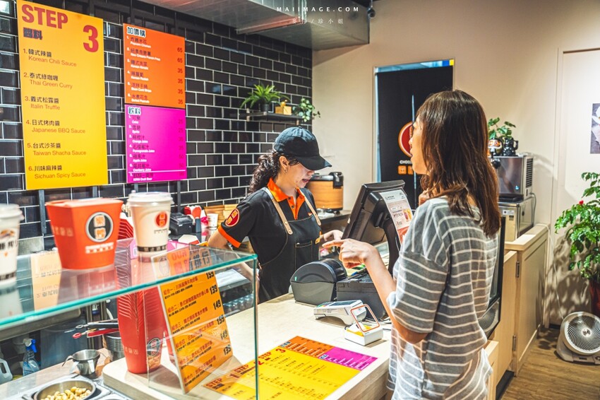 國父紀念館站附近必吃美食!樂炒炒物專門店讓你自由搭配專屬炒飯炒麵。