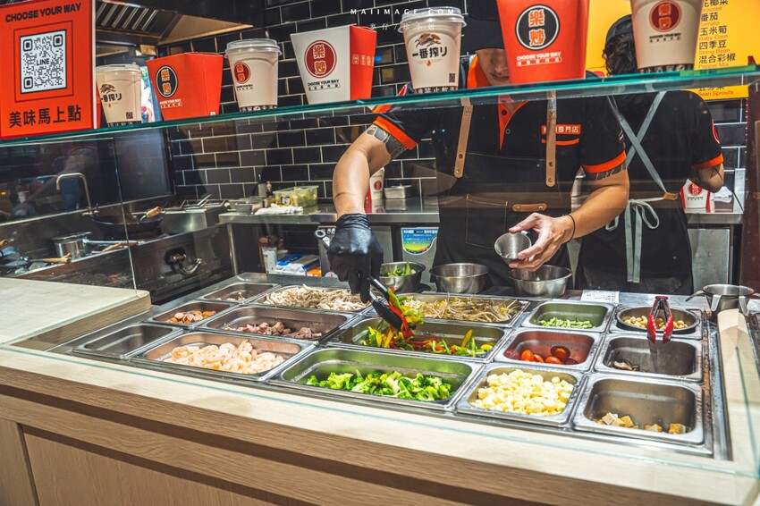 國父紀念館站附近必吃美食!樂炒炒物專門店讓你自由搭配專屬炒飯炒麵。