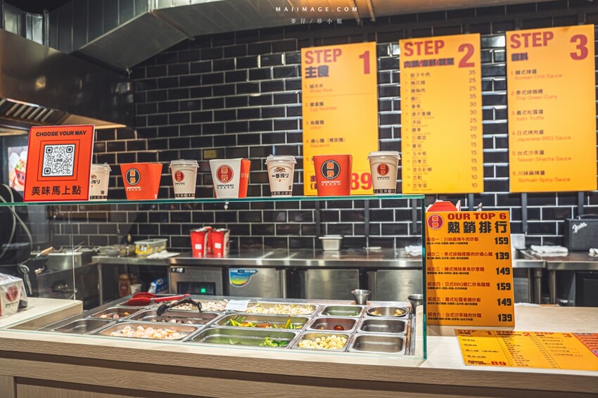 國父紀念館站附近必吃美食!樂炒炒物專門店讓你自由搭配專屬炒飯炒麵。