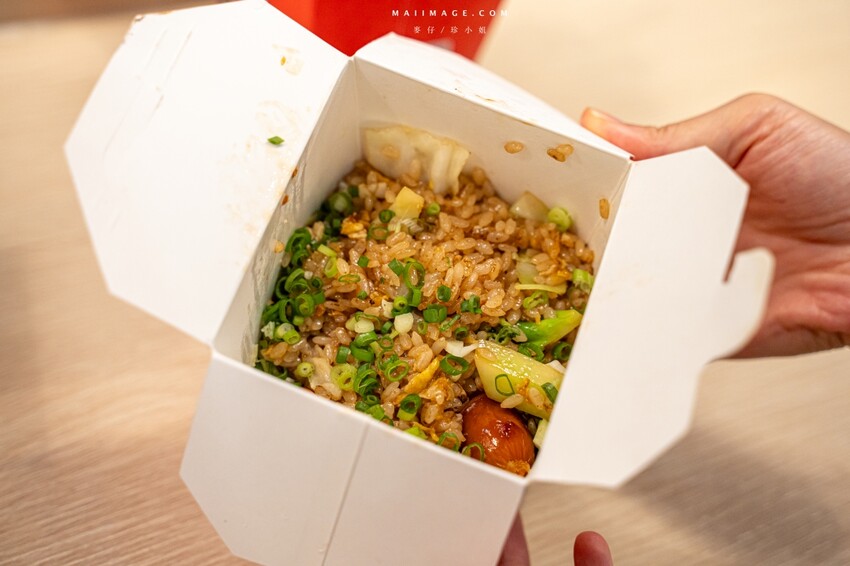 國父紀念館站附近必吃美食!樂炒炒物專門店讓你自由搭配專屬炒飯炒麵。