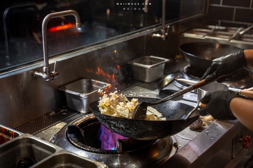 國父紀念館站附近必吃美食!樂炒炒物專門店讓你自由搭配專屬炒飯炒麵。