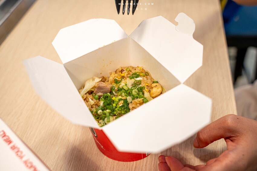 國父紀念館站附近必吃美食!樂炒炒物專門店讓你自由搭配專屬炒飯炒麵。