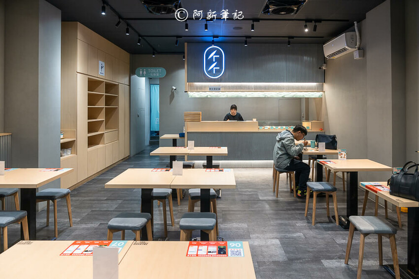 台中廟東夜市附近美食「墨竹亭」Q彈川味燃麵,金湯泡椒牛麵超過癮。