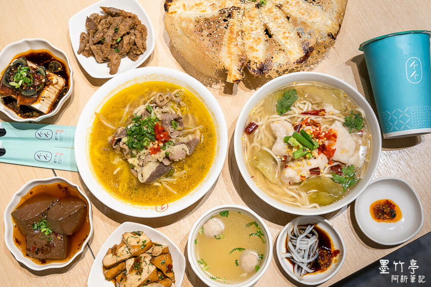 台中廟東夜市附近美食「墨竹亭」Q彈川味燃麵,金湯泡椒牛麵超過癮。