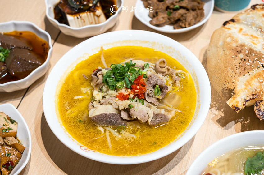 台中廟東夜市附近美食「墨竹亭」Q彈川味燃麵,金湯泡椒牛麵超過癮。