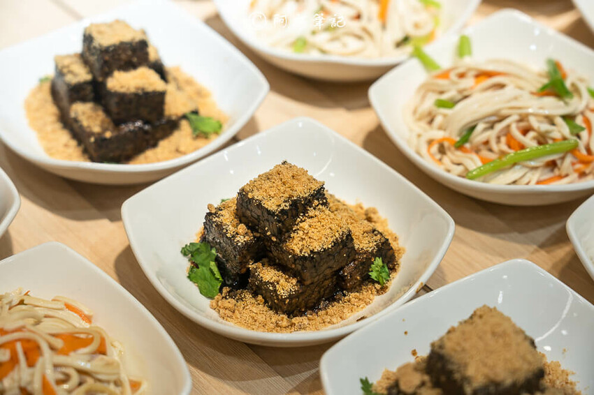 台中廟東夜市附近美食「墨竹亭」Q彈川味燃麵,金湯泡椒牛麵超過癮。