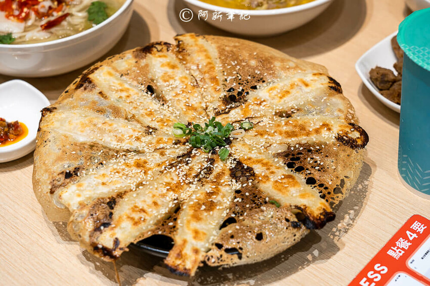 台中廟東夜市附近美食「墨竹亭」Q彈川味燃麵,金湯泡椒牛麵超過癮。