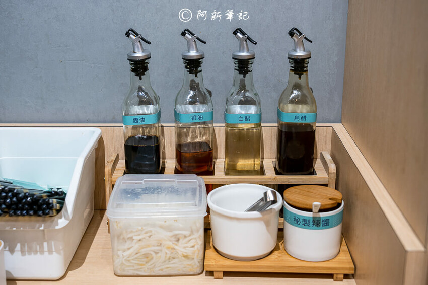 台中廟東夜市附近美食「墨竹亭」Q彈川味燃麵,金湯泡椒牛麵超過癮。