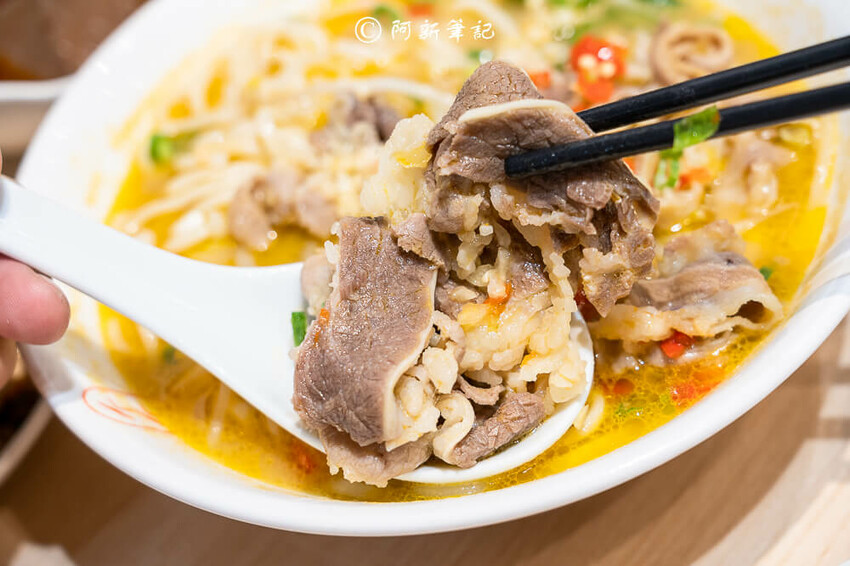 台中廟東夜市附近美食「墨竹亭」Q彈川味燃麵,金湯泡椒牛麵超過癮。