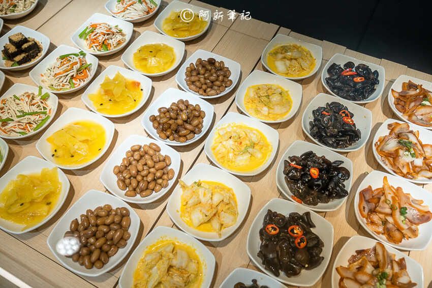 台中廟東夜市附近美食「墨竹亭」Q彈川味燃麵,金湯泡椒牛麵超過癮。