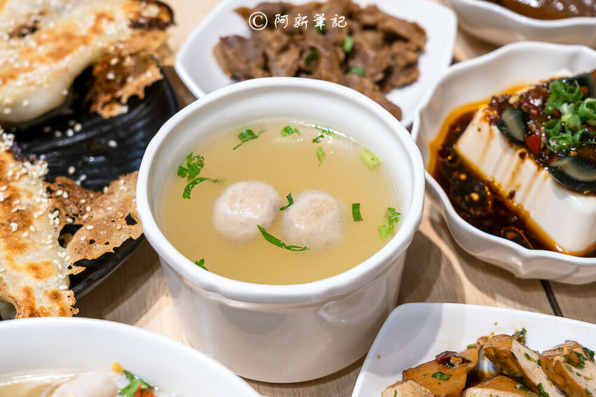 台中廟東夜市附近美食「墨竹亭」Q彈川味燃麵,金湯泡椒牛麵超過癮。