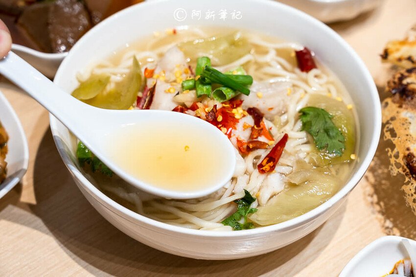 台中廟東夜市附近美食「墨竹亭」Q彈川味燃麵,金湯泡椒牛麵超過癮。