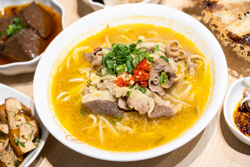台中廟東夜市附近美食「墨竹亭」Q彈川味燃麵,金湯泡椒牛麵超過癮。