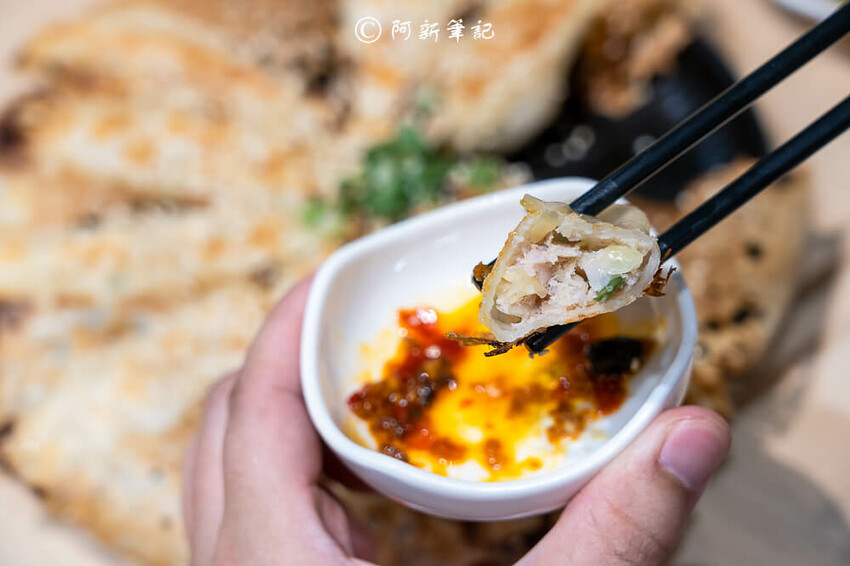 台中廟東夜市附近美食「墨竹亭」Q彈川味燃麵,金湯泡椒牛麵超過癮。