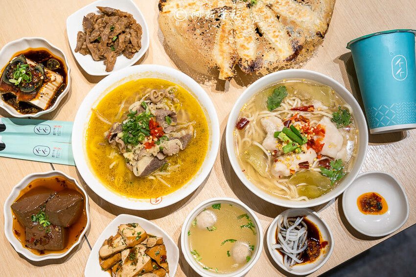 台中廟東夜市附近美食「墨竹亭」Q彈川味燃麵,金湯泡椒牛麵超過癮。