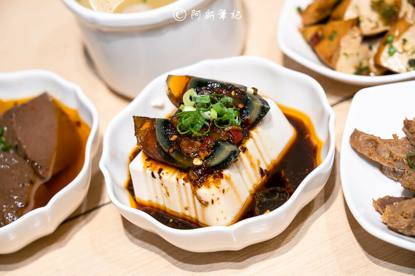 台中廟東夜市附近美食「墨竹亭」Q彈川味燃麵,金湯泡椒牛麵超過癮。