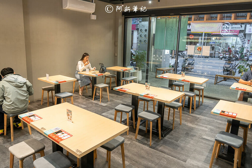 台中廟東夜市附近美食「墨竹亭」Q彈川味燃麵,金湯泡椒牛麵超過癮。