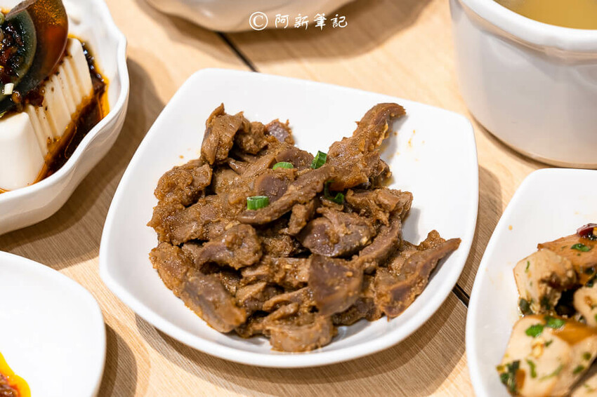 台中廟東夜市附近美食「墨竹亭」Q彈川味燃麵,金湯泡椒牛麵超過癮。