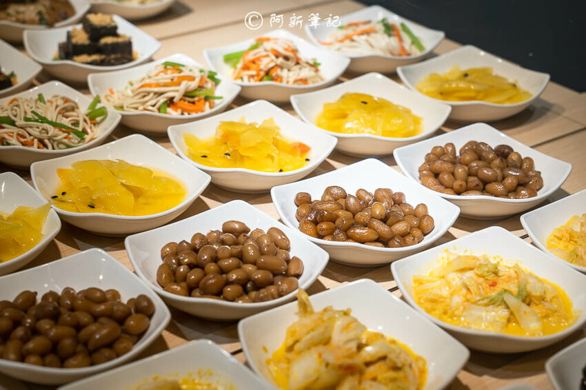 台中廟東夜市附近美食「墨竹亭」Q彈川味燃麵,金湯泡椒牛麵超過癮。